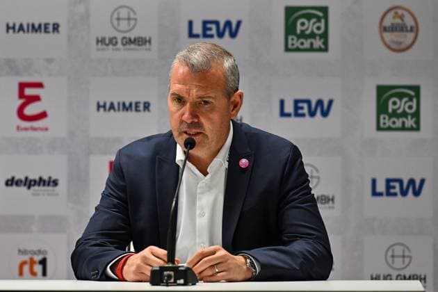 Penny DEL; Augsburger Panther - Eisbären Berlin, 03.10.2025 Im Bild Serge AUBIN Trainer Eisbären Berlin auf der Pressekonferenz nach dem Sieg in Augsburg Einzelfoto Freisteller DEL: Augsburger Panther - Eisäbren Berlin; Curt Frenzel Stadion am 03.10.2025 *** Penny DEL Augsburger Panther Eisbären Berlin, 03 10 2025 In the picture Serge AUBIN Coach Eisbären Berlin at the press conference after the victory in Augsburg Single photo cropped DEL Augsburger Panther Eisäbren Berlin Curt Frenzel Stadion on 03 10 2025 Copyright: xBEAUTIFULxSPORTS Goldbergx