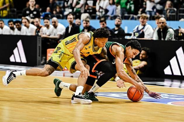 03.10.2025, xlakx, Basketball - easyCredit BBL Basketball Alba Berlin - Gladiators Trier emspor, v.l. Boogie Ellis (Alba Berlin),Eli Brooks (Gladiators Trier) Zweikampf, Duell, Kampf, tackle Berlin