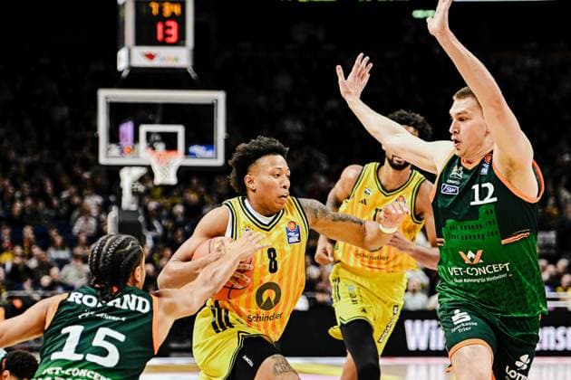 03.10.2025, xlakx, Basketball - easyCredit BBL Basketball Alba Berlin - Gladiators Trier emspor, v.l. Jordan Roland (Gladiators Trier), Boogie Ellis (Alba Berlin), Marten Linssen (Gladiators Trier) Zweikampf, Duell, Kampf, tackle Berlin