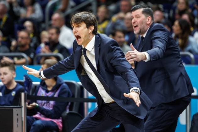 03.10.25, Berlin, Basketball, 1. Bundesliga, easyCredit BBL, Hauptrunde, 2.Spieltag, Uber Arena: ALBA BERLIN - VET-CONCEPT Gladiators Trier.Headcoach Pedro Calles (ALBA Berlin) steht gestikulierend am Spielfeldrand. ALBA BERLIN - VET-CONCEPT Gladiators Trier