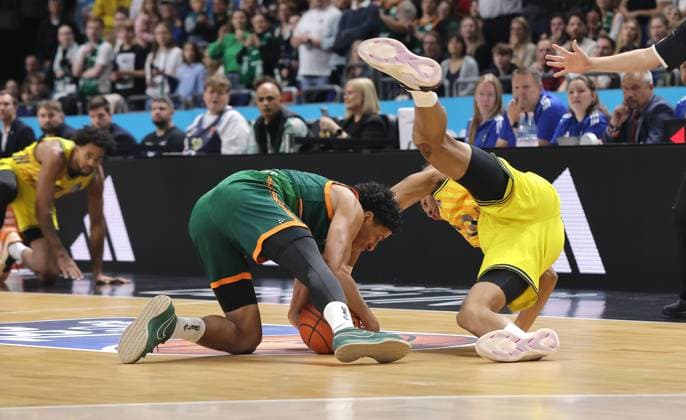 Rejean Boogie Ellis, Eli Brooks Zweikampf Spielszene Aktion Basketball BBL Bundesliga Herren Saison 2025 2026 03.10.2025 ALBA Berlin vs Gladiators Trier