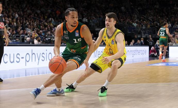 Jordan Roland, Jonas Mattisseck Zweikampf Spielszene Aktion Basketball BBL Bundesliga Herren Saison 2025 2026 03.10.2025 ALBA Berlin vs Gladiators Trier