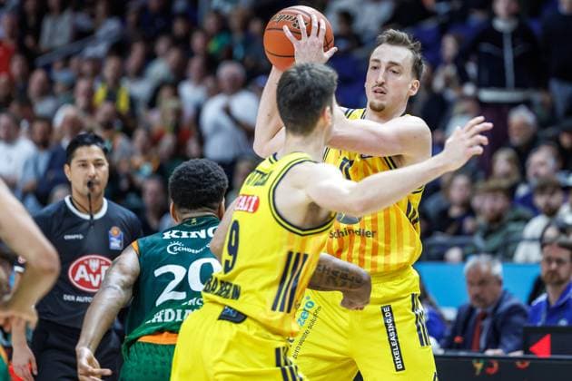 03.10.25, Berlin, Basketball, 1. Bundesliga, easyCredit BBL, Hauptrunde, 2.Spieltag, Uber Arena: ALBA BERLIN - VET-CONCEPT Gladiators Trier. Moses Wood (ALBA Berlin) kaempft gegen Urald King (Gladiators Trier) um den Ball. ALBA BERLIN - VET-CONCEPT Gladiators Trier