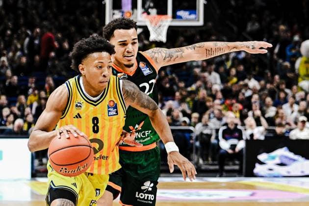 03.10.2025, xlakx, Basketball - easyCredit BBL Basketball Alba Berlin - Gladiators Trier emspor, v.l. Boogie Ellis (Alba Berlin),Nolan Adekunle (Gladiators Trier) Zweikampf, Duell, Kampf, tackle Berlin