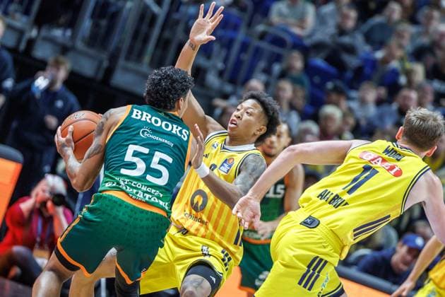 03.10.25, Berlin, Basketball, 1. Bundesliga, easyCredit BBL, Hauptrunde, 2.Spieltag, Uber Arena: ALBA BERLIN - VET-CONCEPT Gladiators Trier. Rejean Boogie Ellis (ALBA Berlin) kaempft gegen Eli Brooks (Gladiators Trier) um den Ball. ALBA BERLIN - VET-CONCEPT Gladiators Trier