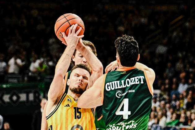 03.10.2025, xlakx, Basketball - easyCredit BBL Basketball Alba Berlin - Gladiators Trier emspor, v.l. Martin Hermannsson (Alba Berlin),Clayton Guillozet (Gladiators Trier) Zweikampf, Duell, Kampf, tackle Berlin