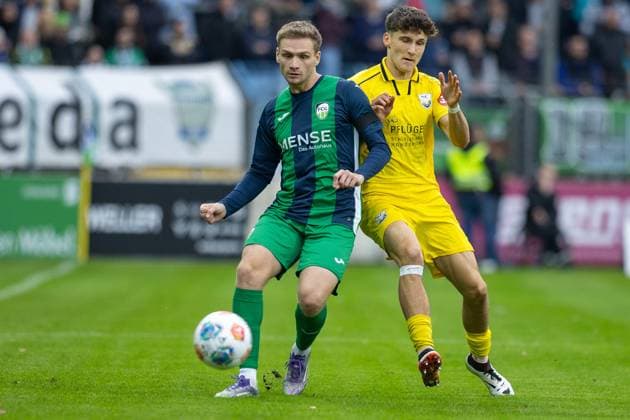 03.10.2025, xkwix, Fußball, Regionalliga West, FC Gütersloh - SC Wiedenbrück, Ohlendorf Stadion im Heidewald: Leo Weichert ( FC Gütersloh 36 ) im Zweikampf gegen Benjamin Friesen(SC Wiedenbrück 22) NRW Deutschland