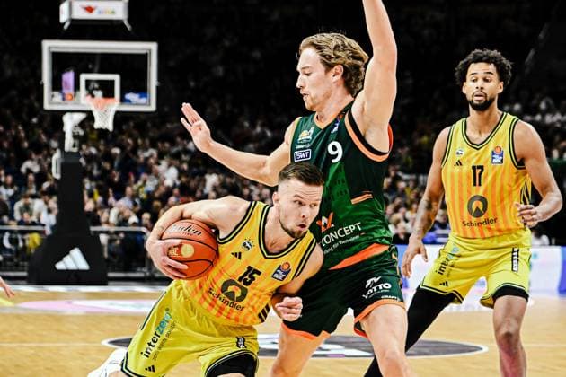 03.10.2025, xlakx, Basketball - easyCredit BBL Basketball Alba Berlin - Gladiators Trier emspor, v.l. Martin Hermannsson (Alba Berlin),Marco Hollersbacher (Gladiators Trier) Zweikampf, Duell, Kampf, tackle Berlin