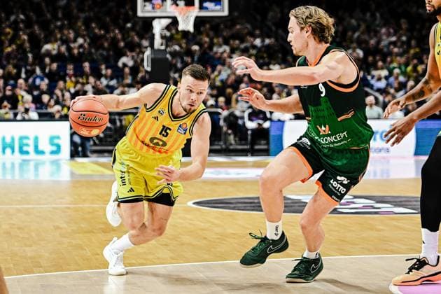 03.10.2025, xlakx, Basketball - easyCredit BBL Basketball Alba Berlin - Gladiators Trier emspor, v.l. Martin Hermannsson (Alba Berlin),Marco Hollersbacher (Gladiators Trier) Zweikampf, Duell, Kampf, tackle Berlin