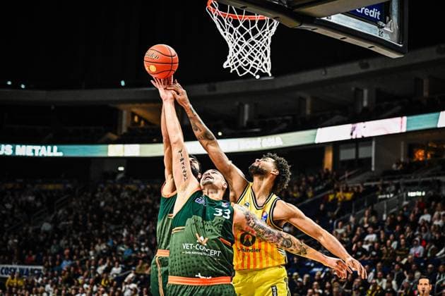 03.10.2025, xlakx, Basketball - easyCredit BBL Basketball Alba Berlin - Gladiators Trier emspor, v.l. Maik Zirbes (Gladiators Trier), Norris Agbakoko (Alba Berlin) Korbwurf Berlin