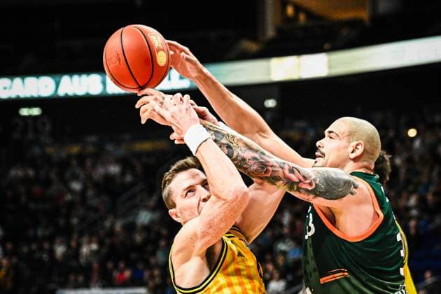 03.10.2025, xlakx, Basketball - easyCredit BBL Basketball Alba Berlin - Gladiators Trier emspor, v.l. Justin Bean (Alba Berlin),Maik Zirbes (Gladiators Trier) Zweikampf, Duell, Kampf, tackle Berlin
