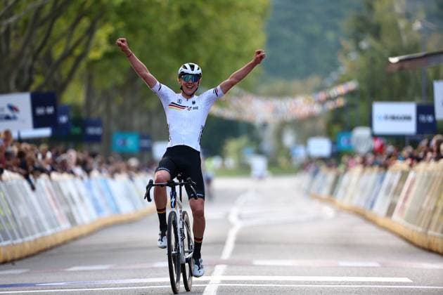 Sport Bilder des Tages Karl Herzorg pictured crossing the finish line of the Women Junior Road Race at the UEC road European cycling championships, a 62,9 km track in Loriol-sur-Drome, France on Friday 03 October 2025. The European cycling championships Drome-Ardeche takes place from 1 to 5 October, France. DAVIDxPINTENS  x135993671x