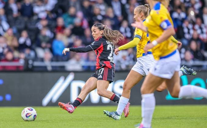 DEU, Frankfurt, Eintracht Frankfurt vs Carl Zeiss Jena, Google Pixel Frauen Bundesliga DFB, Saison 2526, Stadion am Bretanobad, 5. Spieltag im Bild: Torschuss und Chance für ErÃ«leta Memeti (Eintracht Frankfurt 27) DFB DFL REGULATIONS PROHIBIT ANY USE OF PHOTOGRAPHS AS IMAGE SEQUENCES AND OR QUASI-VIDEO, 03.10.2025, Copyright: HMBxMedia HendrikxHamelau