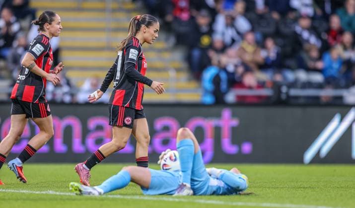 DEU, Frankfurt, Eintracht Frankfurt vs Carl Zeiss Jena, Google Pixel Frauen Bundesliga DFB, Saison 2526, Stadion am Bretanobad, 5. Spieltag im Bild: Torschuss und Chance für ErÃ«leta Memeti (Eintracht Frankfurt 27), Enttäuschung DFB DFL REGULATIONS PROHIBIT ANY USE OF PHOTOGRAPHS AS IMAGE SEQUENCES AND OR QUASI-VIDEO, 03.10.2025, Copyright: HMBxMedia HendrikxHamelau