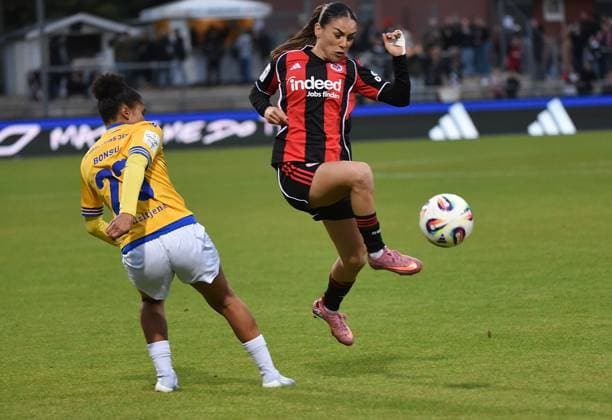 03.10.2025, xhbx, Fussball Google Pixel Frauen-Bundesliga, Eintracht Frankfurt - Carl Zeiss Jena v.l. Josephine Bonsu (FC Carl Zeiss Jena), Ereleta Memeti (Eintracht Frankfurt Damen) (DFL DFB REGULATIONS PROHIBIT ANY USE OF PHOTOGRAPHS as IMAGE SEQUENCES and or QUASI-VIDEO) Frankfurt am Main