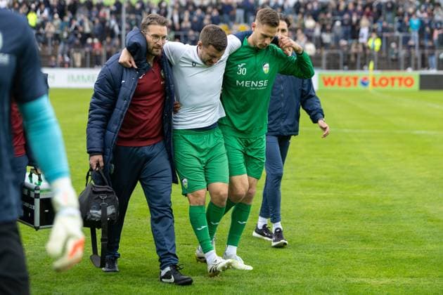03.10.2025, xkwix, Fußball, Regionalliga West, FC Gütersloh - SC Wiedenbrück, Ohlendorf Stadion im Heidewald: Der verletzte Kapitän Björn Rother (FC Gütersloh 6) wird vom Platz getragen nach Verletzung beim warmmachen NRW Deutschland