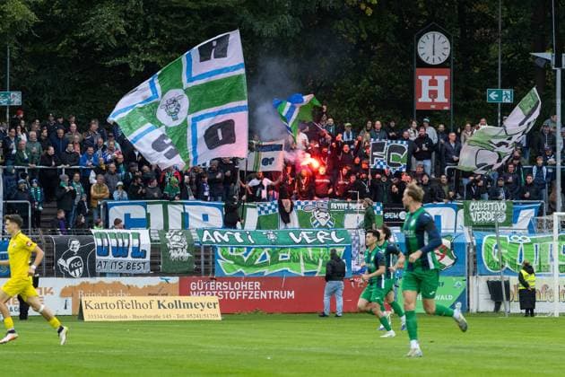 03.10.2025, xkwix, Fußball, Regionalliga West, FC Gütersloh - SC Wiedenbrück, Ohlendorf Stadion im Heidewald: Piro auf den Rängen der FC Gütersloh Fans NRW Deutschland