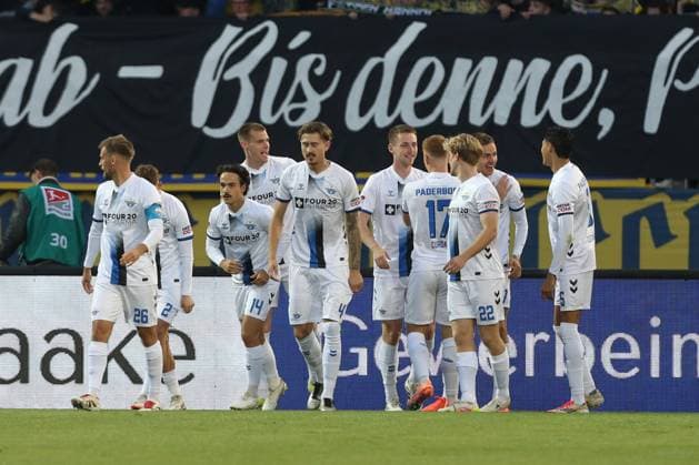 03.10.2025, xtgx, Fussball 2. Bundesliga, Eintracht Braunschweig -SC Paderborn 07 v.l. Pderborn nach Tor zum 0:1 durch Filip Biblija (Paderborn, 7) Jubel, Torjubel, jubelt ueber das Tor, celebrate the goal, celebration (DFL DFB REGULATIONS PROHIBIT ANY USE OF PHOTOGRAPHS as IMAGE SEQUENCES and or QUASI-VIDEO) Braunschweig