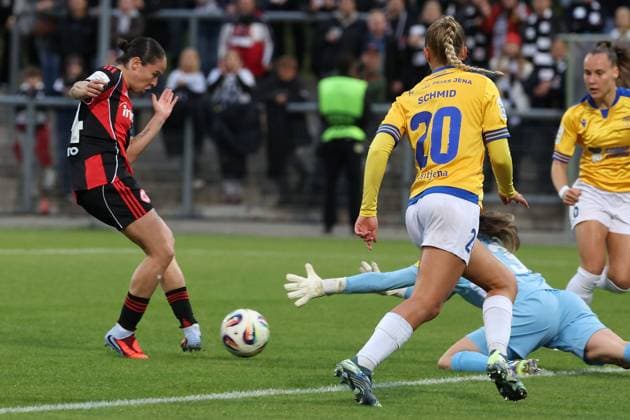 2025.10.03 xJFx Fussball Google Pixel Frauen-Bundesliga Eintracht Frankfurt - FC Carl Zeiss Jena v.l., GÃ raldine Reuteler (Eintracht Frankfurt), Torfrau Hannah Etzold (FC Carl Zeiss Jena) (DFL DFB REGULATIONS PROHIBIT ANY USE OF PHOTOGRAPHS as IMAGE SEQUENCES and or QUASI-VIDEO) Copyright: JoaquimxFerreira