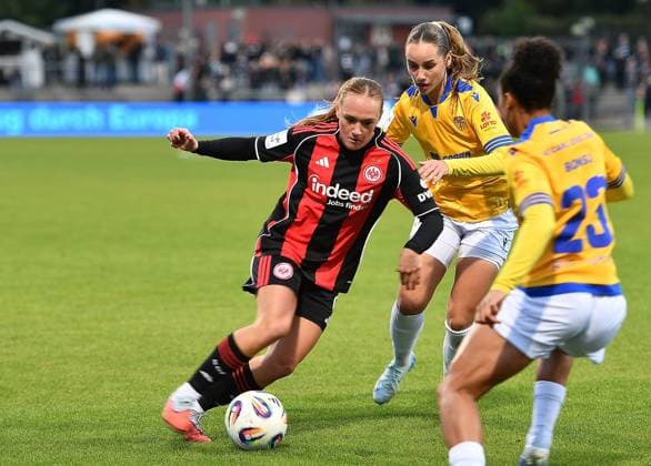 03.10.2025, xhbx, Fussball Google Pixel Frauen-Bundesliga, Eintracht Frankfurt - Carl Zeiss Jena v.l. Lisanne Gräwe (Eintracht Frankfurt Damen), Rieke Tietz (FC Carl Zeiss Jena), Josephine Bonsu (FC Carl Zeiss Jena) (DFL DFB REGULATIONS PROHIBIT ANY USE OF PHOTOGRAPHS as IMAGE SEQUENCES and or QUASI-VIDEO) Frankfurt am Main