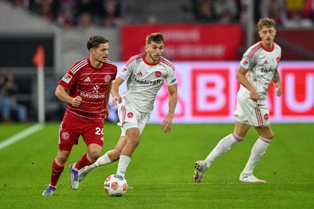 03.10.2025, Fussball: 2. Bundesliga, Saison 2025 2026, 08. Spieltag, Fortuna Duesseldorf - 1. FC Nuernberg in der Merkur-Spiel Arena in Duesseldorf. Zweikampf zwischen Florent Muslija (Fortuna Düsseldorf, 24) und Adam Markhiyev (1. FC Nuernberg, 06). Wichtiger Hinweis: Gemaess den Vorgaben der DFL Deutsche Fussball Liga bzw. des DFB Deutscher Fussball-Bund ist es untersagt, in dem Stadion und oder vom Spiel angefertigte Fotoaufnahmen in Form von Sequenzbildern und oder videoaehnlichen Fotostrecken zu verwerten bzw. verwerten zu lassen. Foto: Kirchner-Media Thomas Haesler