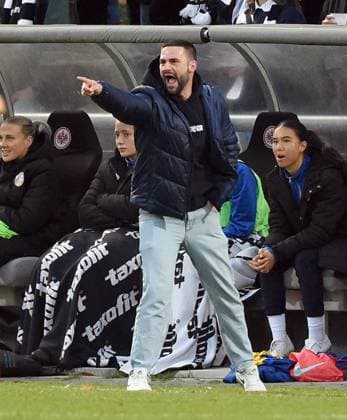 03.10.2025, xhbx, Fussball Google Pixel Frauen-Bundesliga, Eintracht Frankfurt - Carl Zeiss Jena v.l. Trainer Florian Kästner (FC Carl Zeiss Jena) gibt Anweisungen, gestikuliert, mit den Armen gestikulieren gives instructions, gesticulate. (DFL DFB REGULATIONS PROHIBIT ANY USE OF PHOTOGRAPHS as IMAGE SEQUENCES and or QUASI-VIDEO) Frankfurt am Main