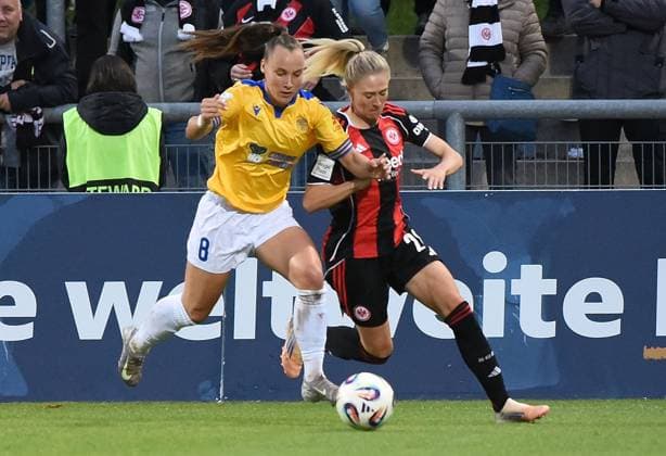 03.10.2025, xhbx, Fussball Google Pixel Frauen-Bundesliga, Eintracht Frankfurt - Carl Zeiss Jena v.l. Felicia Sträßer (FC Carl Zeiss Jena), Rebecka Blomqvist (Eintracht Frankfurt Damen) (DFL DFB REGULATIONS PROHIBIT ANY USE OF PHOTOGRAPHS as IMAGE SEQUENCES and or QUASI-VIDEO) Frankfurt am Main