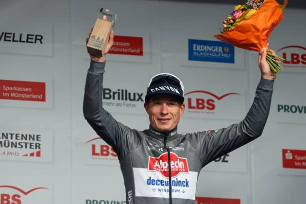 Sport Bilder des Tages Ziel des Radrennens durch das Münsterland ist auf dem Schlossplatz in Münster. Siegerehrung - Vorjahressieger Jasper Philipsen aus Belgien hat erneut den Münsterland Giro der Radprofis gewonnen. Münster, Nordrhein-Westfalen, DEU, Deutschland, 03.10.2025 Sparkassen Münsterland Giro.