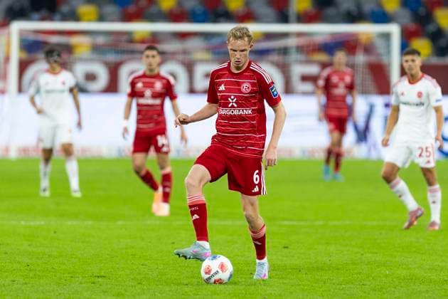 2. Fussball Bundesliga, Fortuna Düsseldorf - 1. FC Nürnberg; 03.10.2025 Tim Breithaupt (Fortuna Düsseldorf, 6). 2. Fußball Bundesliga, Fortuna Düsseldorf - 1. FC Nürnberg, 8. Spieltag, am 03.10.2025, Merkur Spiel-Arena, Düsseldorf. DFL regulations prohibit any use of photographs as image sequences and or quasi-video