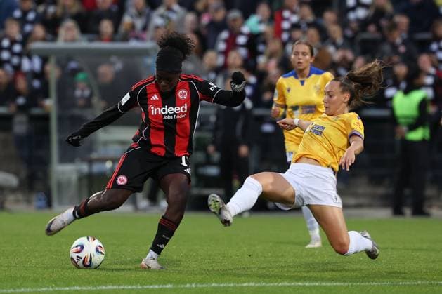 2025.10.03 xJFx Fussball Google Pixel Frauen-Bundesliga Eintracht Frankfurt - FC Carl Zeiss Jena v.l., schuss auf das Tor Nicole Anyomi (Eintracht Frankfurt), Felicia Straesser (FC Carl Zeiss Jena), in aktion, in action, (DFL DFB REGULATIONS PROHIBIT ANY USE OF PHOTOGRAPHS as IMAGE SEQUENCES and or QUASI-VIDEO) Copyright: JoaquimxFerreira