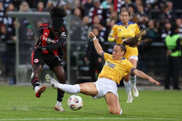 Sport Bilder des Tages 2025.10.03 xJFx Fussball Google Pixel Frauen-Bundesliga Eintracht Frankfurt - FC Carl Zeiss Jena v.l., schuss auf das Tor Nicole Anyomi (Eintracht Frankfurt), Felicia Straesser (FC Carl Zeiss Jena), in aktion, in action, (DFL DFB REGULATIONS PROHIBIT ANY USE OF PHOTOGRAPHS as IMAGE SEQUENCES and or QUASI-VIDEO) Copyright: JoaquimxFerreira