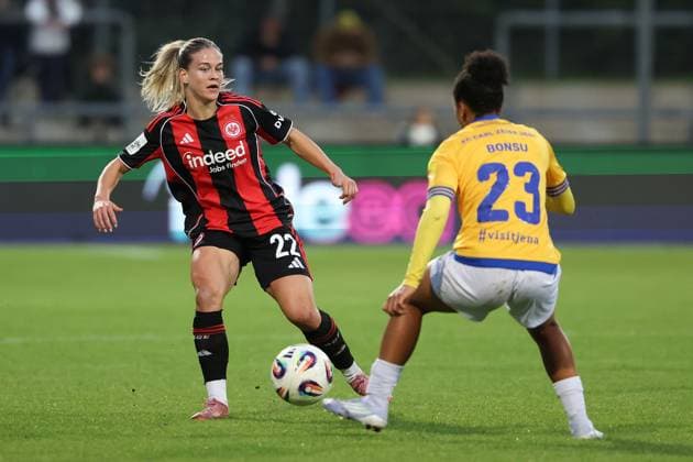 2025.10.03 xJFx Fussball Google Pixel Frauen-Bundesliga Eintracht Frankfurt - FC Carl Zeiss Jena v.l., Nadine Andrina Riesen (Eintracht Frankfurt), Josephine Bonsu (FC Carl Zeiss Jena), in aktion, in action, (DFL DFB REGULATIONS PROHIBIT ANY USE OF PHOTOGRAPHS as IMAGE SEQUENCES and or QUASI-VIDEO) Copyright: JoaquimxFerreira