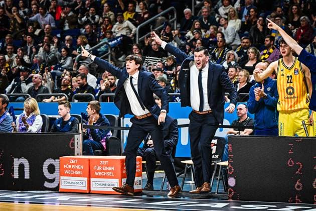 03.10.2025, xlakx, Basketball - easyCredit BBL Basketball Alba Berlin - Gladiators Trier emspor, v.l. Pedro Calles (Alba Berlin Trainer), SEBASTIAN TRZCIONKA Sebastian Trzcionka (Alba Berlin), gibt Anweisungen, gestikuliert mit den Armen, gesticulate, gives instructions Berlin