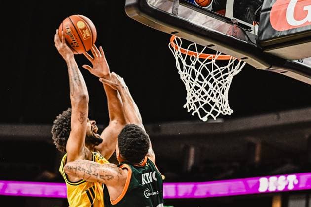 03.10.2025, xlakx, Basketball - easyCredit BBL Basketball Alba Berlin - Gladiators Trier emspor, v.l. Norris Agbakoko (Alba Berlin), Urald King (Gladiators Trier) Zweikampf, Duell, Kampf, tackle Berlin