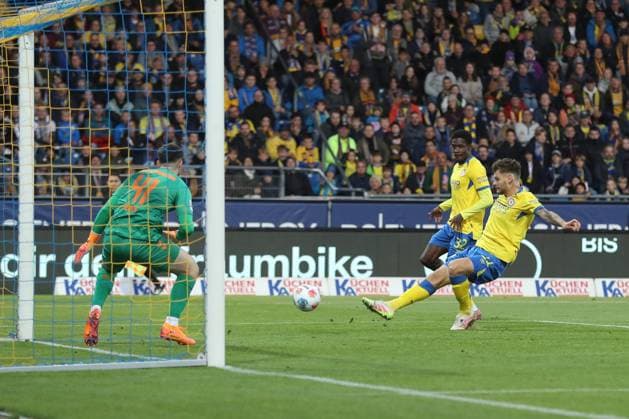 03.10.2025, xtgx, Fussball 2. Bundesliga, Eintracht Braunschweig -SC Paderborn 07 v.l. Dennis Seimen (Paderborn, 41), Kevin Ehlers (Braunschweig, 21) schiesst den Ball aufs Tor, Torschuss, Schuss Parade, haelt den Ball, faengt den Ball, pariert (DFL DFB REGULATIONS PROHIBIT ANY USE OF PHOTOGRAPHS as IMAGE SEQUENCES and or QUASI-VIDEO) Braunschweig