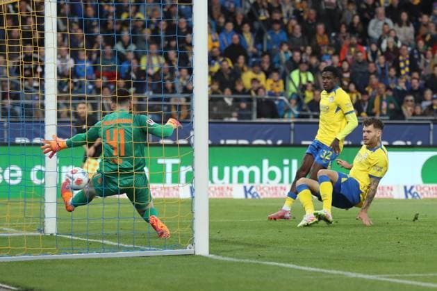 03.10.2025, xtgx, Fussball 2. Bundesliga, Eintracht Braunschweig -SC Paderborn 07 v.l. Dennis Seimen (Paderborn, 41), Kevin Ehlers (Braunschweig, 21) schiesst den Ball aufs Tor, Torschuss, Schuss Parade, haelt den Ball, faengt den Ball, pariert (DFL DFB REGULATIONS PROHIBIT ANY USE OF PHOTOGRAPHS as IMAGE SEQUENCES and or QUASI-VIDEO) Braunschweig
