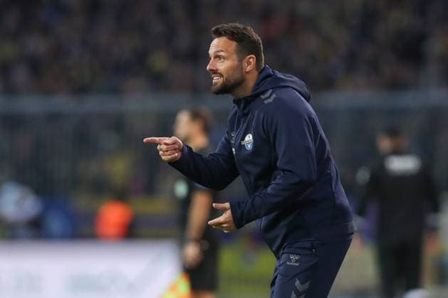 03.10.2025, xtgx, Fussball 2. Bundesliga, Eintracht Braunschweig -SC Paderborn 07 v.l. Ralf Kettemann (Paderborn, Trainer) gibt Anweisungen, gestikuliert mit den Armen, gesticulate, gives instructions (DFL DFB REGULATIONS PROHIBIT ANY USE OF PHOTOGRAPHS as IMAGE SEQUENCES and or QUASI-VIDEO) Braunschweig