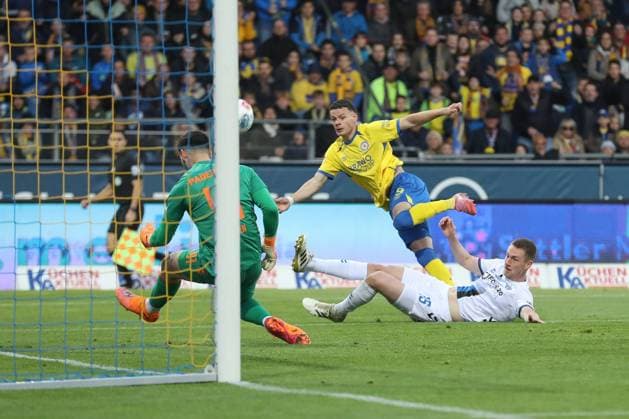 03.10.2025, xtgx, Fussball 2. Bundesliga, Eintracht Braunschweig -SC Paderborn 07 v.l. Dennis Seimen (Paderborn, 41), Erencan Yardimci (Braunschweig, 9) schiesst den Ball aufs Tor, Torschuss, Schuss Parade, haelt den Ball, faengt den Ball, pariert (DFL DFB REGULATIONS PROHIBIT ANY USE OF PHOTOGRAPHS as IMAGE SEQUENCES and or QUASI-VIDEO) Braunschweig