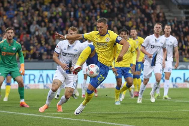 03.10.2025, xtgx, Fussball 2. Bundesliga, Eintracht Braunschweig -SC Paderborn 07 v.l. Sven Koehler (Köhler, Braunschweig, 27) (DFL DFB REGULATIONS PROHIBIT ANY USE OF PHOTOGRAPHS as IMAGE SEQUENCES and or QUASI-VIDEO) Braunschweig