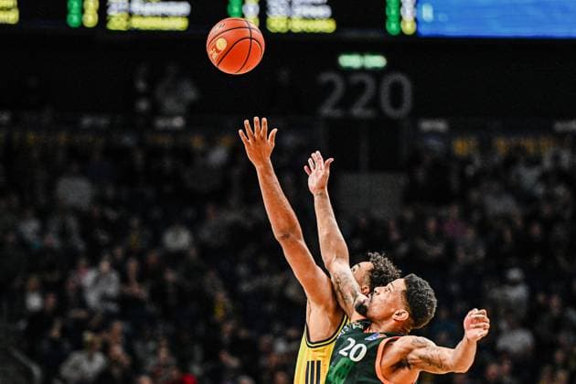03.10.2025, xlakx, Basketball - easyCredit BBL Basketball Alba Berlin - Gladiators Trier emspor, v.l. Norris Agbakoko (Alba Berlin), Urald King (Gladiators Trier) Anwurf des Spiels Berlin