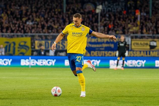 Deutschland: Fussball 2. Liga, 8. Spieltag 2025 2026, Eintracht Braunschweig-SC Paderborn 07 am 03.10. in Braunschweig (Eintracht-Stadion): Sven Köhler (Eintracht Braunschweig 27)