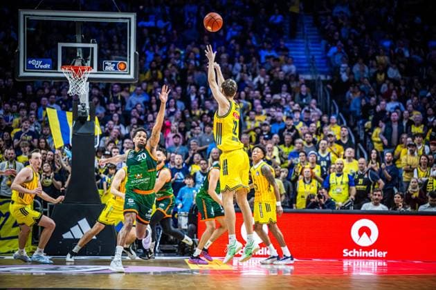 Basketball Berlin 03.10.2025 Saison 2025 2026 EasyCredit BBL 1. Bundesliga Hauptrunde Alba Berlin - VET-CONCEPT Gladiators Trier Nevio Bennefeld (Alba Berlin, No.22) Urald King (Trier, No.20)