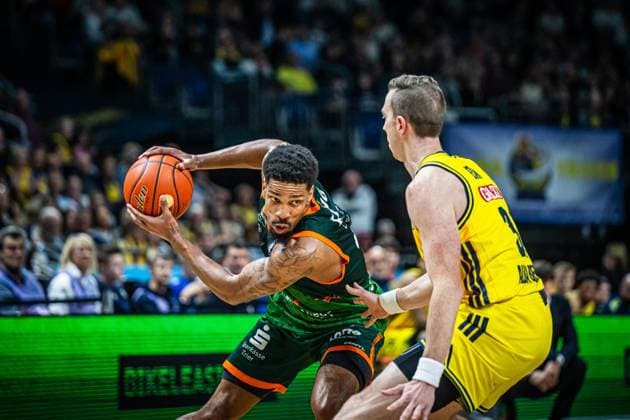 Basketball Berlin 03.10.2025 Saison 2025 2026 EasyCredit BBL 1. Bundesliga Hauptrunde Alba Berlin - VET-CONCEPT Gladiators Trier Eli Brooks (Trier, No.55) Justin Bean (Alba Berlin, No.34)