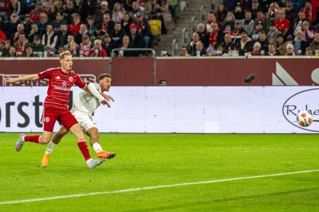 03.10.2025, Fussball: 2. Bundesliga, Saison 2025 2026, 08. Spieltag, Fortuna Duesseldorf - 1. FC Nuernberg in der Merkur-Spiel Arena in Duesseldorf. Rafael Lubach (1. FC Nuernberg, 18) erzielt das Tor zum 1:0. Dabei Tim Breithaupt (Fortuna Duesseldorf, 06). Wichtiger Hinweis: Gemaess den Vorgaben der DFL Deutsche Fussball Liga bzw. des DFB Deutscher Fussball-Bund ist es untersagt, in dem Stadion und oder vom Spiel angefertigte Fotoaufnahmen in Form von Sequenzbildern und oder videoaehnlichen Fotostrecken zu verwerten bzw. verwerten zu lassen. Foto: Kirchner-Media Thomas Haesler