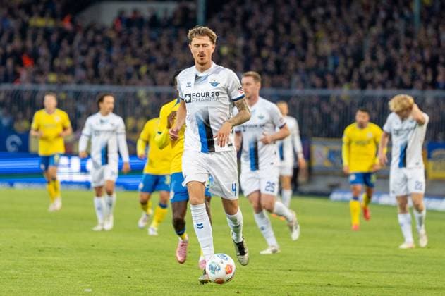 Deutschland: Fussball 2. Liga, 8. Spieltag 2025 2026, Eintracht Braunschweig-SC Paderborn 07 am 03.10. in Braunschweig (Eintracht-Stadion): Calvin Brackelmann (SC Paderborn 07 4)