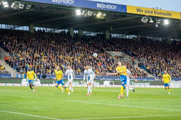 Deutschland: Fussball 2. Liga, 8. Spieltag 2025 2026, Eintracht Braunschweig-SC Paderborn 07 am 03.10. in Braunschweig (Eintracht-Stadion): Kopfball Erencan Yardimci (Eintracht Braunschweig 9)