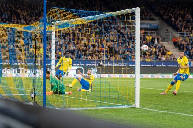 Deutschland: Fussball 2. Liga, 8. Spieltag 2025 2026, Eintracht Braunschweig-SC Paderborn 07 am 03.10. in Braunschweig (Eintracht-Stadion): Chance Kevin Ehlers (Eintracht Braunschweig 21) aber Abseits