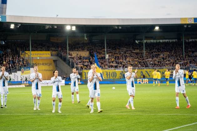 Deutschland: Fussball 2. Liga, 8. Spieltag 2025 2026, Eintracht Braunschweig-SC Paderborn 07 am 03.10. in Braunschweig (Eintracht-Stadion): Das Team der Paderborner begrüßt die mitgereisten Fans