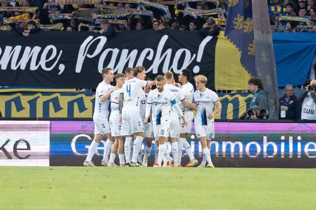 Deutschland: Fussball 2. Liga, 8. Spieltag 2025 2026, Eintracht Braunschweig-SC Paderborn 07 am 03.10. in Braunschweig (Eintracht-Stadion): Torjubel zum 0:1