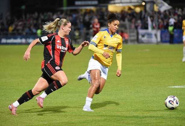 03.10.2025, xhbx, Fussball Google Pixel Frauen-Bundesliga, Eintracht Frankfurt - Carl Zeiss Jena v.l. Nadine Riesen (Eintracht Frankfurt Damen), Josephine Bonsu (FC Carl Zeiss Jena) (DFL DFB REGULATIONS PROHIBIT ANY USE OF PHOTOGRAPHS as IMAGE SEQUENCES and or QUASI-VIDEO) Frankfurt am Main
